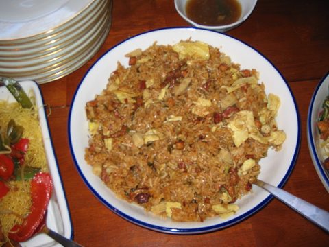 Representative photograph of Arroz Chaufa. The source describes a special fried rice; its protein and vegetable mix may differ from this chicken recipe.