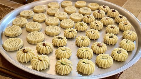 Representative photograph of Maamoul. The photograph includes date- and nut-filled varieties; this recipe uses dates.